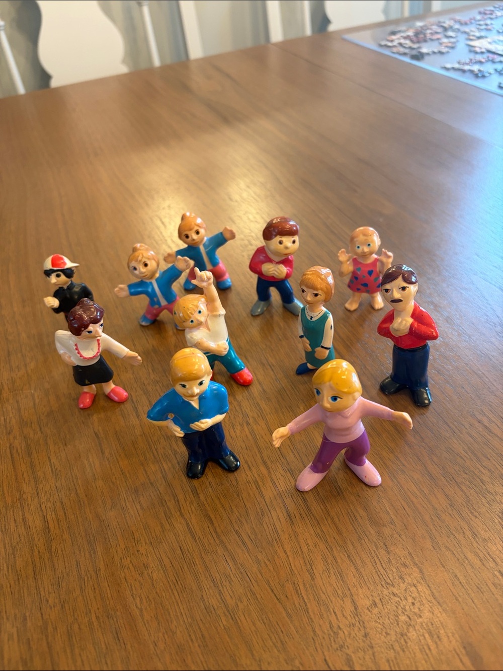 Assorted Kids Figurine Playset - Blue, Pink, Red & More 1979 passe partout